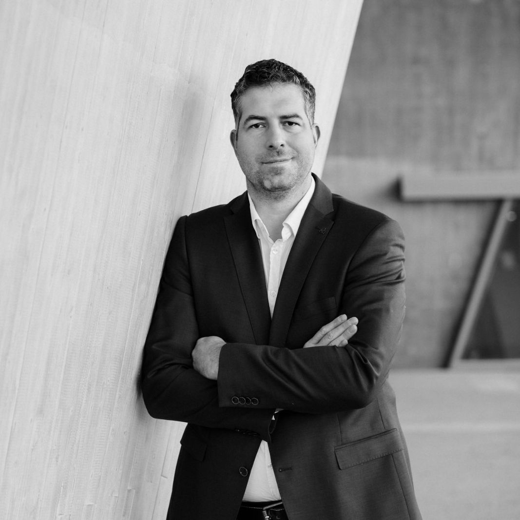 Cyber Resilience Act 3 Alexander Brütsch lehnt an einer Wand und lächelt in die Kamera